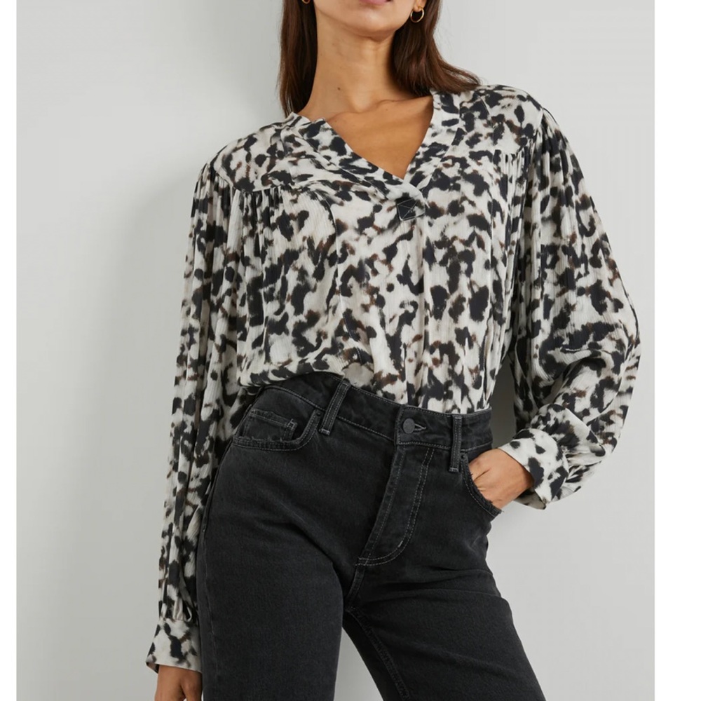 Rails Fable Top In Blurred Cheetah Size Medium - image 1